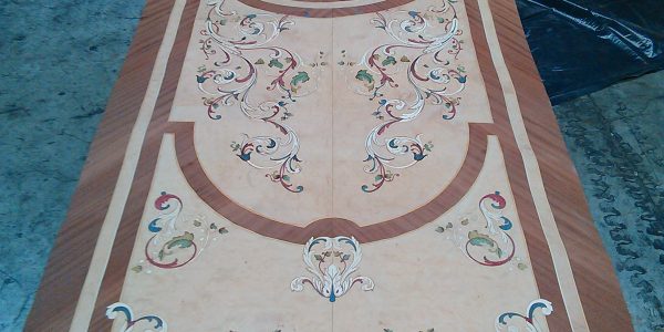 Piano tavolo da  4500 x 1500  impiallacciatura mogano e maple con intarsi floreali